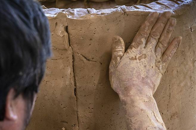 흙 원료 다지기부터 성형 과정까지 기포를 없애기 위해 두드리는 과정의 연속이다.