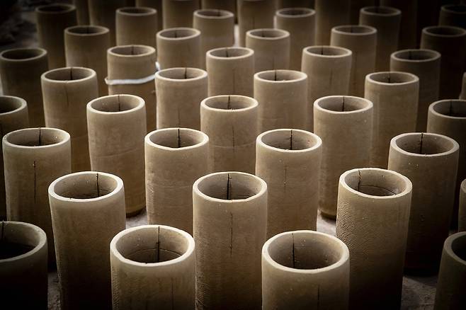 성형을 마치고 건조중인 수키와.