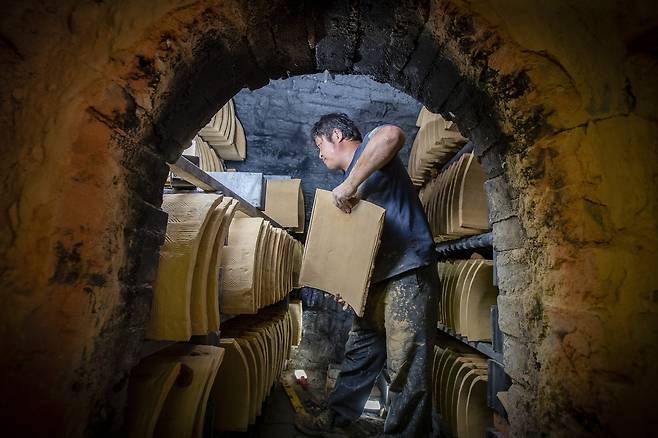 가마안에 암키와를 쌓고 있다.