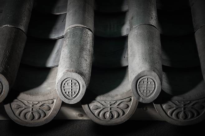 경복궁 향원정 복원 기와. [사진 조선와요]