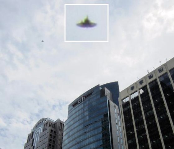 지난 2011년 8월 서울 중구 청계천로 인근 상공에 등장한 UFO 추정 물체. 한국UFO조사분석센터와 미국 전문가들은 '조작된 사진은 아니다'라고 분석했다. 한국UFO조사분석센터 제공.연합뉴스