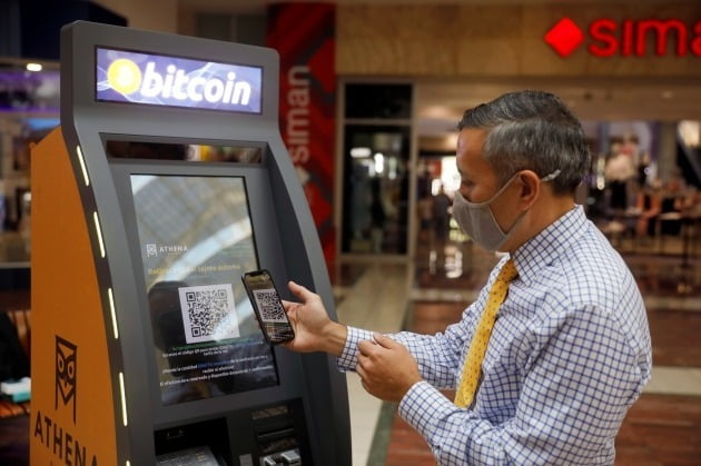 에릭 그라벤가드 아테나비트코인 최고경영자(CEO)가 24일(현지시간) 엘살바도르에서 비트코인 자동입출금기(ATM)를 시연하고 있다. 로이터연합뉴스