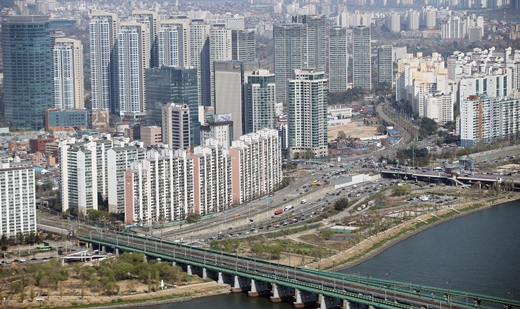한국부동산원 통계에 따르면 이번 주(21일 조사) 서울 아파트 매매수급 지수는 106.9로, 전주(107.3)보다 0.4포인트 낮아졌다. /사진=뉴스1