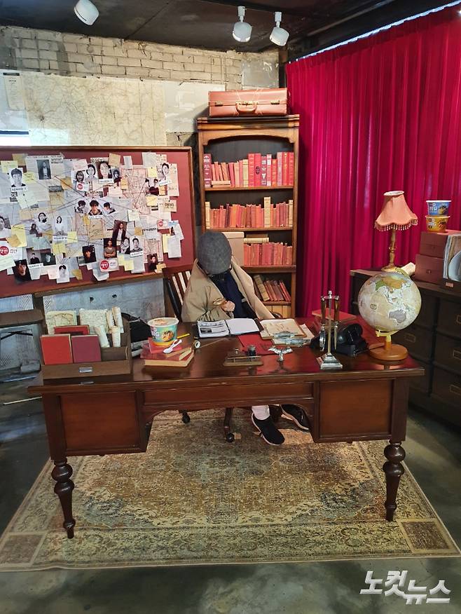 햅반 컵반  팝업스토어를 방문한 박영교(26)씨가 미션을 완수한 뒤 인증샷을 남기고 있다. 조혜령 기자