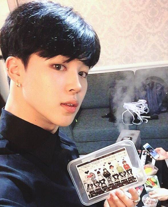 지민이 나이가 든 적이 있던가..방탄소년단 지민, 동안 리즈 미모+아이코닉 블랙 헤어 'Young Forever'