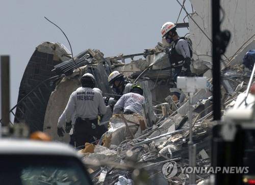 미국 플로리다주 아파트 붕괴 현장을 수색 중인 구조대 [AFP=연합뉴스]