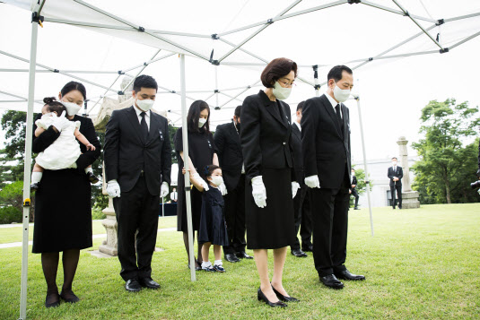 지난 26일 김호연 빙그레 회장과 그 가족이 백범 김구 선생 서거 72주년을 맞아 묘소에서 참배하고 있다.(사진=빙그레)