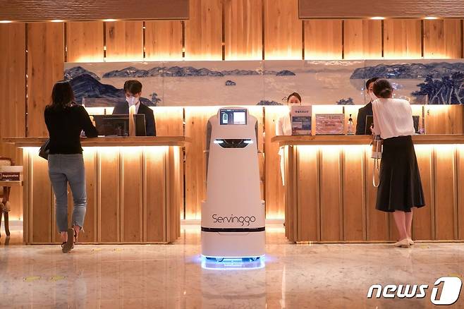 AI 서빙로봇 '서빙고'가 호텔 로비에서 대기중인 모습 (SK텔레콤 제공) © 뉴스1