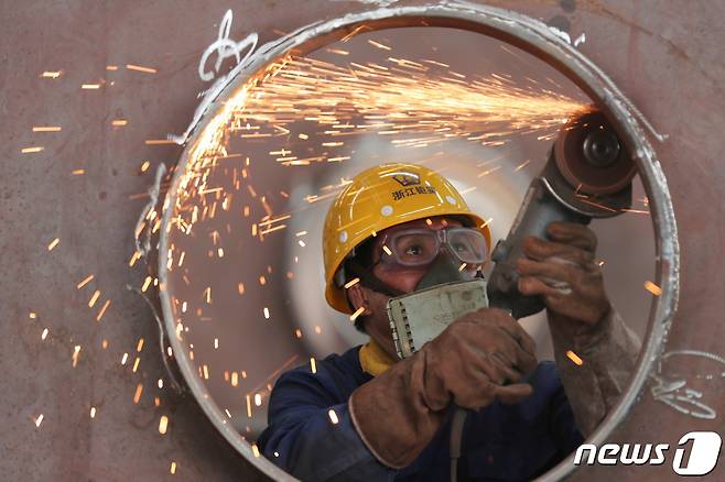 중국 저장성 후저우시 인근 제철소에서 한 노동자가 일하고 있다.  © 로이터=뉴스1