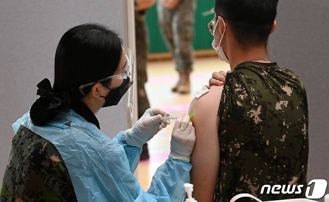 지난 24일 경기 고양시 육군 9사단(백마부대)에서 한 장병이 백신을 맞고 있다. 2021.6.24/뉴스1 © News1 국회사진취재단