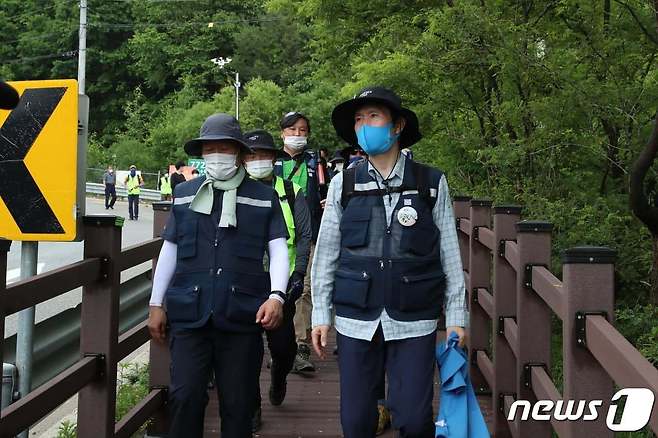 이인영  통일부 장관(오른쪽)이 '2021 DMZ 평화의길 통일걷기'에 참여하고 있다. (이인영 페이스북)© 뉴스1