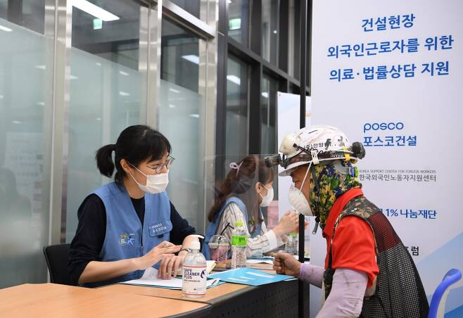 포스코건설이 지난 26일 인천 십정2구역 건설현장에서 외국인 근로자에게 의료 봉사활동을 펼치고 있다. /포스코건설 제공