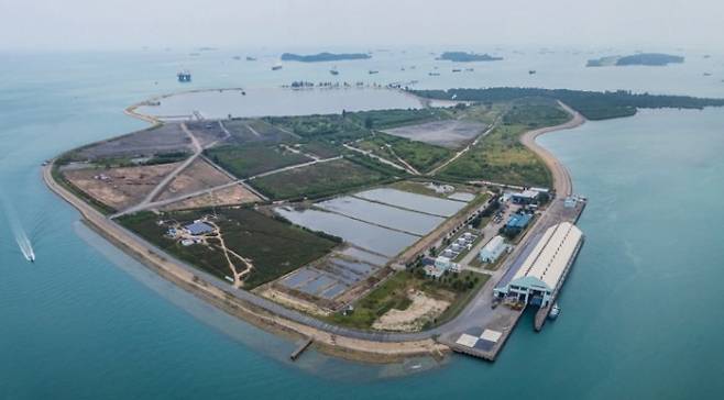 싱가포르 세마카우 매립지는 폐기물 소각재를 바다에 매립해 국토를 넓혔다. 새로 생긴 땅은 안정화 후 산업단지로 이용할 계획이다. 오염물질의 대부분이 부유물과 중금속이기 때문에, 지면매립지와 달리 수면 위에 침출수 처리시설을 설치했다. 싱가포르 국립환경청 제공