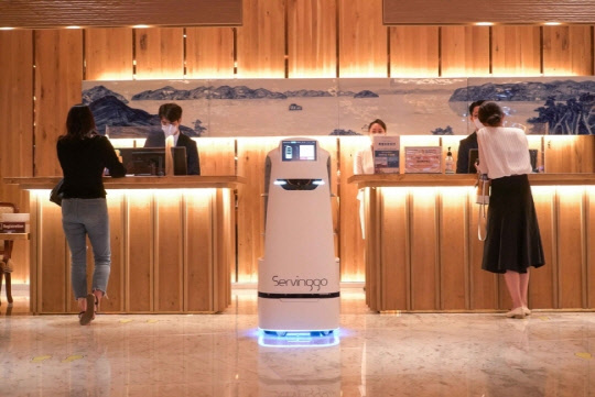SK텔레콤이 AI 서빙로봇 '서빙고'를 오는 8월부터 대구 인터불고호텔에 배치한다. 사진은 '서빙고'가 호텔 로비에서 웰컴 모드로 대기하고 있는 모습. SK텔레콤 제공