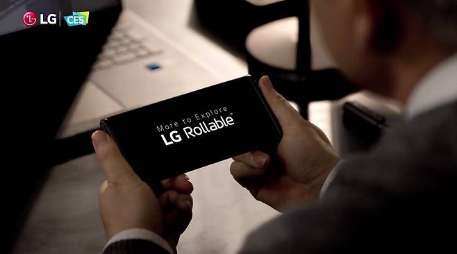 엘지(LG)전자가 지난 1월 ‘세계가전박람회(CES) 2021’에서 공개한 롤러블 스마트폰. 누리집 갈무리