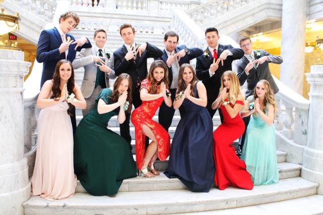 2018년 5월 1일 미국 유타주 고등학생 케지아가 치파오를 입고 친구들과 졸업사진을 찍고 있다. 케지아 트위터