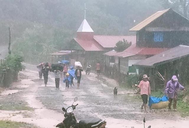 미얀마 친주 민닷 주민들이 비가 오는 데도 군인들을 피해 마을을 떠나고 있다. 미얀마나우 캡처