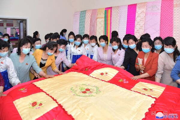 북한 노동당 외곽조직인 '사회주의여성동맹' 제7차 대회 참가자들을 위한 강습이 22일 평양에서 진행되었다고 중앙통신이 23일 보도했다. 코로나19 방역을 위해 마스크를 쓴 참가자들/사진=조선중앙통신