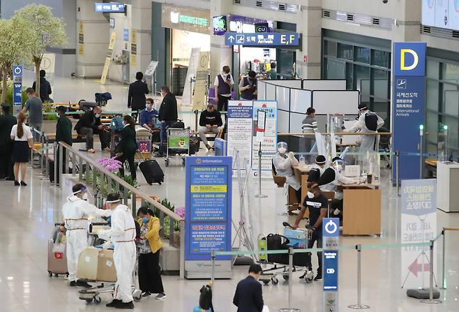 Foreigners arrive at Incheon International Airport on Wednesday. (Yonhap)