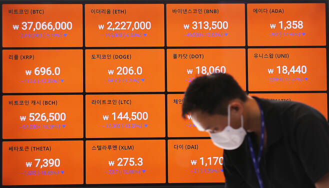 Monitors display cryptocurrency values at the South Korean cryptocurrency exchange Bithumb headquarters in Seoul, in this photo taken on Tuesday. (Yonhap)