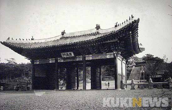 박문사를 건축하면서 일제는 경희궁의 대문인 흥화문을 옮겨다 이등박문의 사당 정문으로 사용했다.