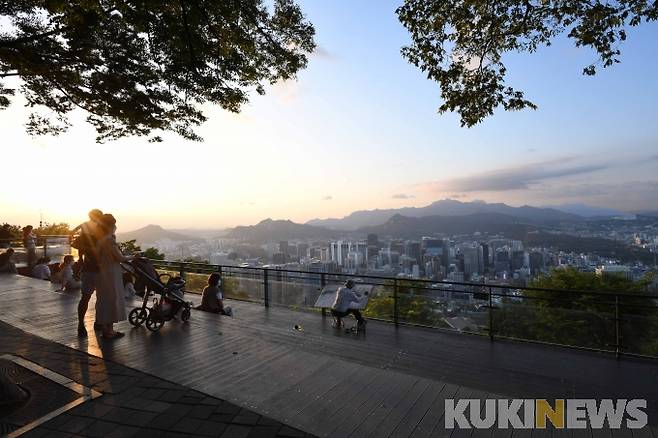 남산 정상에 오르면 시원한 서울 전경이 한 눈에 펼쳐진다.