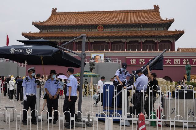 중국이 다음 달 1일 공산당 창당 100주년 기념 행사를 준비하고 있는 가운데 지난 23일 베이징 천안문 광장 입구에 경찰이 우산을 설치하고 있다. 중국 당국은 행사 준비를 위해 천안문 광장을 폐쇄했다. AP연합뉴스