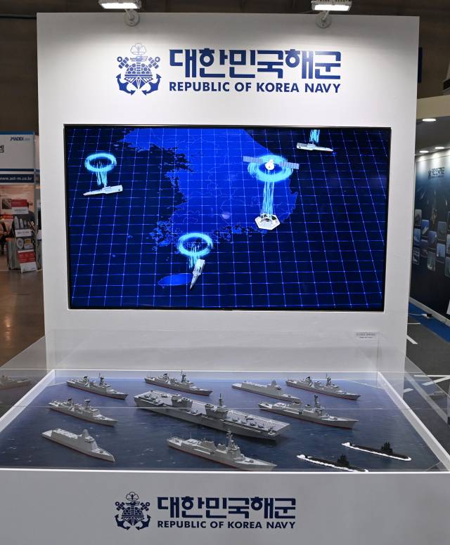 부산 벡스코에서 열린 ‘국제해양방위산업전(MADEX) 2021’ 해군·해병대 홍보관에 설치됐던 경항공모함과 항모전투단 전력을 300:1 크기로 축소한 경항모 전투단 디오라마. [헤럴드DB]