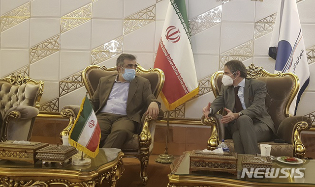 [테헤란(이란)=AP/뉴시스]라파엘 그로시 국제원자력기구(IAEA) 사무총장(오른쪽)이 지난 2월20일 이란 이맘 호메이니 공항에 도착, 영접나온 이란원자력청(AEOI)의 베루즈 카말반디 대변인과 이야기하고 있다2021.06.27.
