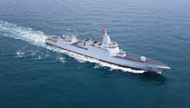 중국 해군 055급 구축함이 성능시험을 위해 항해하고 있다. 세계일보 자료사진