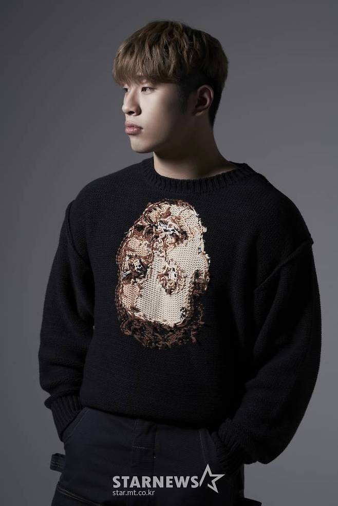 새 싱글 '허리춤'으로 컴백한 가수 오반이 25일 본지와 인터뷰에 앞서 포즈를 취하고 있다.  오반은 지난 21일 새 싱글 '허리춤'을 발매했다. '허리춤'은 오반이 지금 시대를 살며 여자친구와 겪는 감정들을 표현한 곡으로, 오반의 오랜 파트너인 프로듀서 VAN.C가 프로듀싱을 맡았다. / 사진제공 = 로맨틱팩토리 /사진=김창현 기자 chmt@