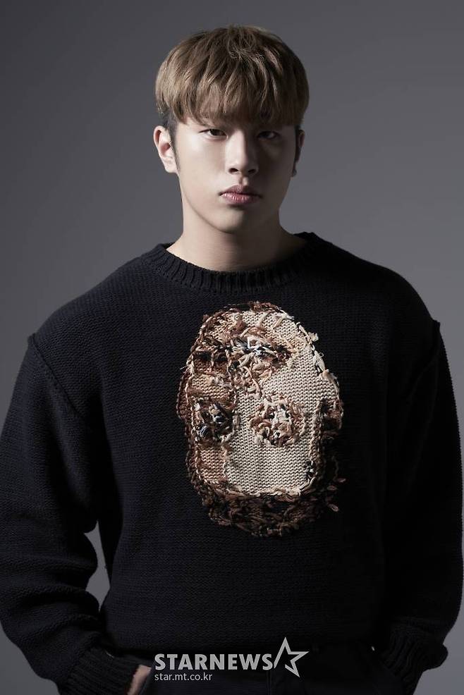 새 싱글 '허리춤'으로 컴백한 가수 오반이 25일 본지와 인터뷰에 앞서 포즈를 취하고 있다.  오반은 지난 21일 새 싱글 '허리춤'을 발매했다. '허리춤'은 오반이 지금 시대를 살며 여자친구와 겪는 감정들을 표현한 곡으로, 오반의 오랜 파트너인 프로듀서 VAN.C가 프로듀싱을 맡았다. / 사진제공 = 로맨틱팩토리 /사진=김창현 기자 chmt@