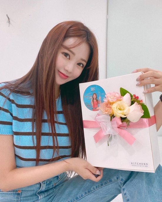 On the 27th, Hong Ji-yoon Instagram posted a picture with the article Yoon Chan Ji-dae.In the photo, Hong Ji-yoon is certifying the gift given by fans.His extraordinary beautiful looks attracted the netizens Sight.On the other hand, Hong Ji-yoon donated 10 million won to the Konyaspor Umbrella Childrens Foundation donation ceremony on the 22nd.In particular, this donation is even more meaningful in that it was the first settlement of Hong Ji-yoons activities.Hong Ji-yoon, who is attracting attention with the nickname Trot Bobby.He expressed his willingness to use the settlement money for meaningful work and delivered 10 million won to the Konyaspor Umbrella Childrens Foundation.Hong Ji-yoon decided to donate to repay the great love of the public received through Miss Trot 2.I hope that more children will be able to work hard without giving up their dreams, he said. I will continue to make efforts to become a singer who has a good influence.Donations delivered by Hong Ji-yoon will be used as emergency support to help children in crisis of crime recover their livelihoods.Photo = Hong Ji-yoon Instagram