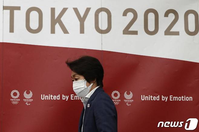 하시모토 세이코 도쿄 올림픽·패럴림픽 조직위원회 위원장이 23일(현지시간) 도쿄에서 지방자치 단체와 회의를 가진 뒤 기자회견장에 입성하고 있다. © AFP=뉴스1 © News1 우동명 기자