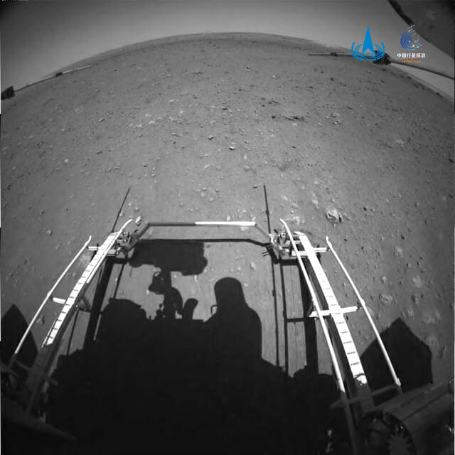 착륙선을 따라 화성 지표면으로 내려가는 주룽 탐사로버의 모습 (사진=CNSA)