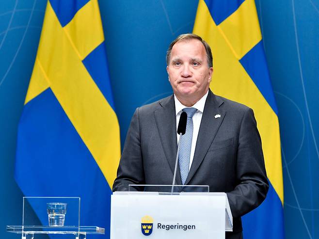 스테판 뢰벤 스웨덴 총리가 21일(현지시간) 의회에서 정부 불신임안이 가결된 뒤 기자회견을 하고 있다. 스웨덴 총리가 불신임 투표에서 진 것은 이번이 처음이다. /연합뉴스