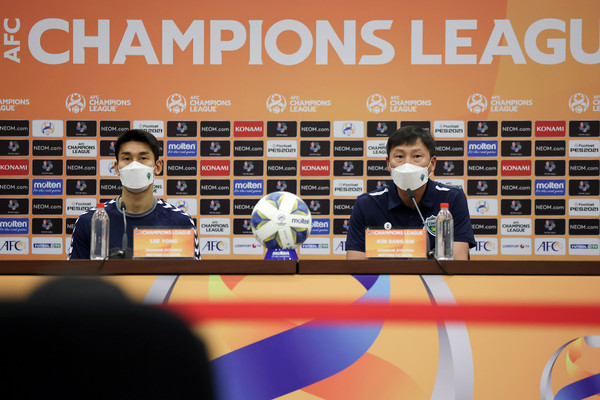 이용과 김상식 전북현대 감독(왼쪽부터). 한국프로축구연맹