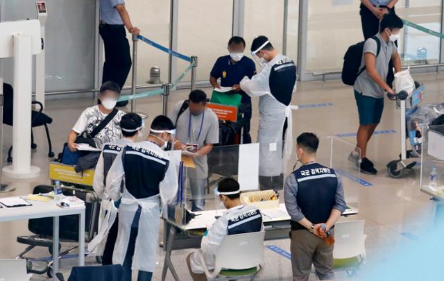 코로나19 델타 변이 바이러스가 세계적으로 확산되는 가운데 25일 인천국제공항에서 입국자들이 방역 안내를 받고 있다. 인천공항=뉴스1