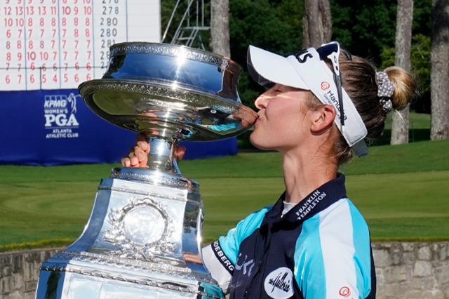 28일(한국시간) 미국 조지아주 존스 크리크의 애틀랜타 애슬레틱 클럽에서 열린 여자골프 메이저대회 KPMG 여자 PGA 챔피언십에서 우승한 넬리 코다(미국)가 우승컵에 입을 맞추고 있다. 존스 크리크=AP연합뉴스