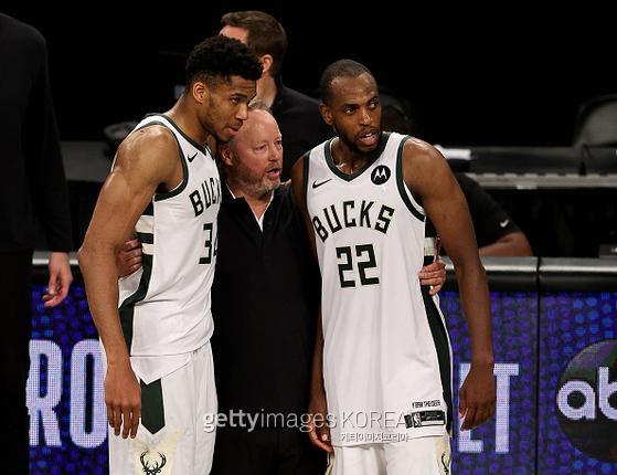 지난 NBA 플레이오프 2라운드에서 밀워키의 마이크 부덴홀저 감독이 팀의 에이스 야니스 아데토쿤보와 크리스 미들턴을 껴안고 있다. 사진=게티이미지