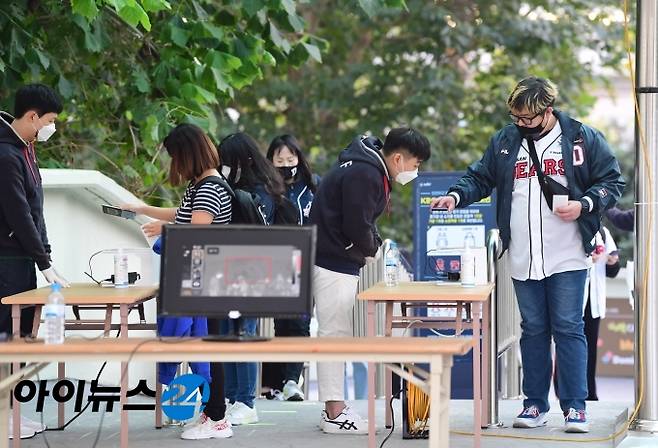 한국야구위원회(KBO)는 7월 1일부터 개편 적용되는 사회적 거리두기에 맞춰 당일 KBO리그 경기부터 구장 입장 관람객 비율을 1단계 기준 70％로 확대하기로 정했다. 사진은 두산 베어스와 LG 트윈스가 공동으로 사용하고 있는 잠실구장을 찾아 입장하고 있는 관람객들.  [사진=정소희 기자]