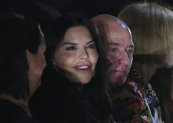 제프 베이조스(오른쪽)의 여자친구인 전 폭스TV 앵커 로런 산체스(가운데). UPI=연합뉴스