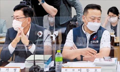 지난 22일 정부세종청사에서 열린 최저임금위원회 4차 전원회의에서 사용자 위원인 류기정 한국경영자총협회 전무(왼쪽)와 근로자 위원인 이동호 한국노총 사무총장이 생각에 잠겨 있다.  연합뉴스