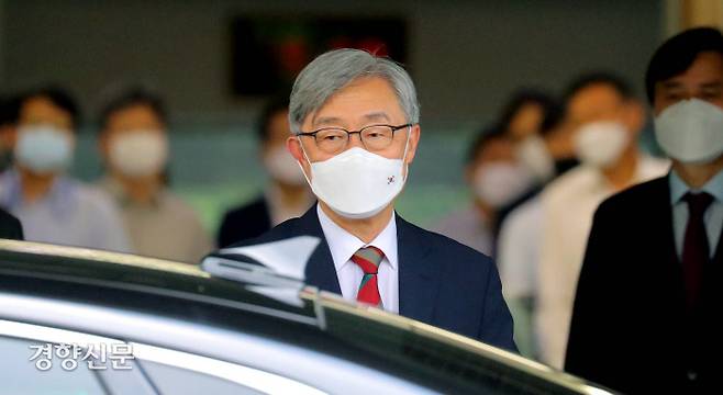 최재형 감사원장이 출근길에 사의를 밝힌뒤 28일 오후 직원들의 배웅을 받으며 감사원을 떠나고 있다. 김기남 기자 kknphoto@kyunghyang.com