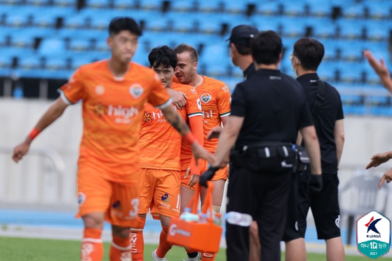 Gangwon FC players leave the pitch after beating Seongnam FC 2-1 on Saturday at the Tancheon Sports Complex n Seongnam, Gyeonggi. [ILGAN SPORTS]