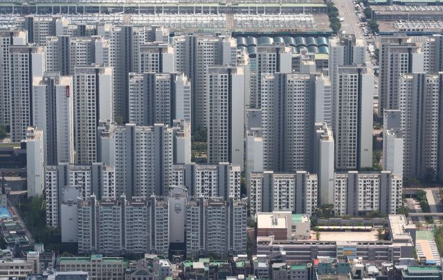 서울 아파트 월간 가격 상승 폭이 커지고 있다. 사진은 서울 송파구 롯데월드타워 전망대 서울스카이에서 바라본 아파트 단지의 모습. 연합뉴스