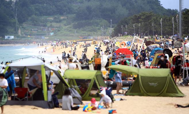 지난 20일 속초 해수욕장을 찾은 시민과 관광객들이 휴일을 즐기고 있다. [사진 출처 = 연합뉴스]