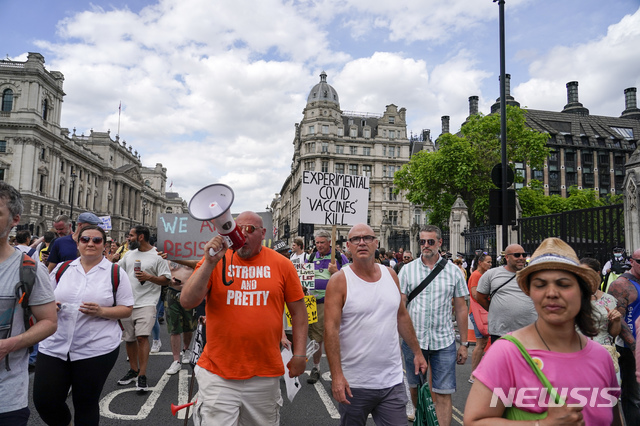 [런던=AP/뉴시스]영국 런던에서 코로나19 봉쇄 해제 연기에 항의하는 시위가 열리고 있다. 2021.06.15.
