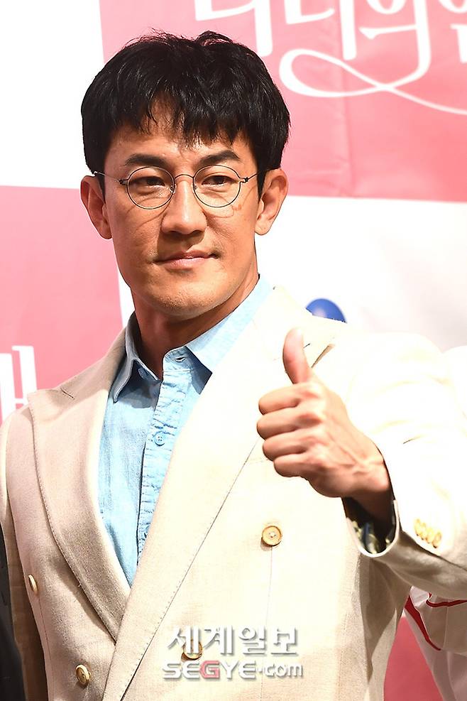 Han Jung-soo showed up at the production presentation of the new entertainment program Leaders Love, which was held on the 28th, and showed his candid gesture.Han Jung-soo said, I came out to find a new love.Its physically impossible to meet a new woman, one at One Week, he said, to say that there are more than 4,000 women.I havent been in a relationship for about four years, he added.He also stressed, I can not remember my love.I tried to do something a little better in this program, but I felt like it would be almost impossible to record it once or twice, he said.In addition, he said, My friends who came out as competitors are so young, tall and handsome.I dont think I have any special weapons, he added.On the other hand, Han Jung-soo appeared on SBS entertainment program Dongsangmong Season 2-You Are My Destiny, which was broadcast on December 28 last year.Three years ago, it was the last love. 