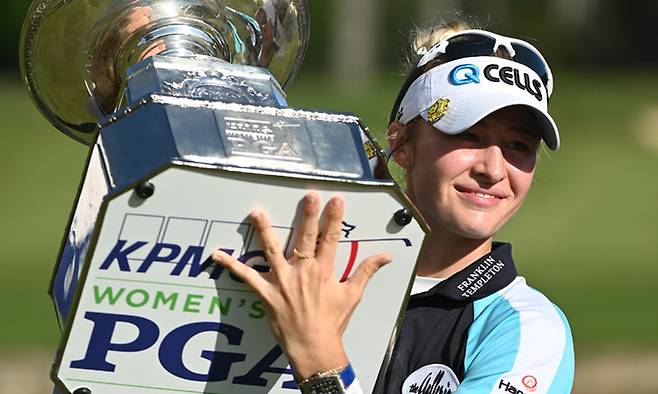 넬리 코르다가 28일 KPMG 여자 PGA 챔피언십에서 우승한 뒤 트로피를 들어 올리며 미소짓고 있다. 존스 크리크=USA투데이스포츠연합뉴스